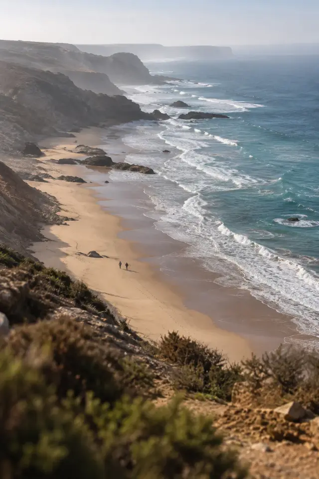 Une plage sauvage vue depuis le sentier de la falaise