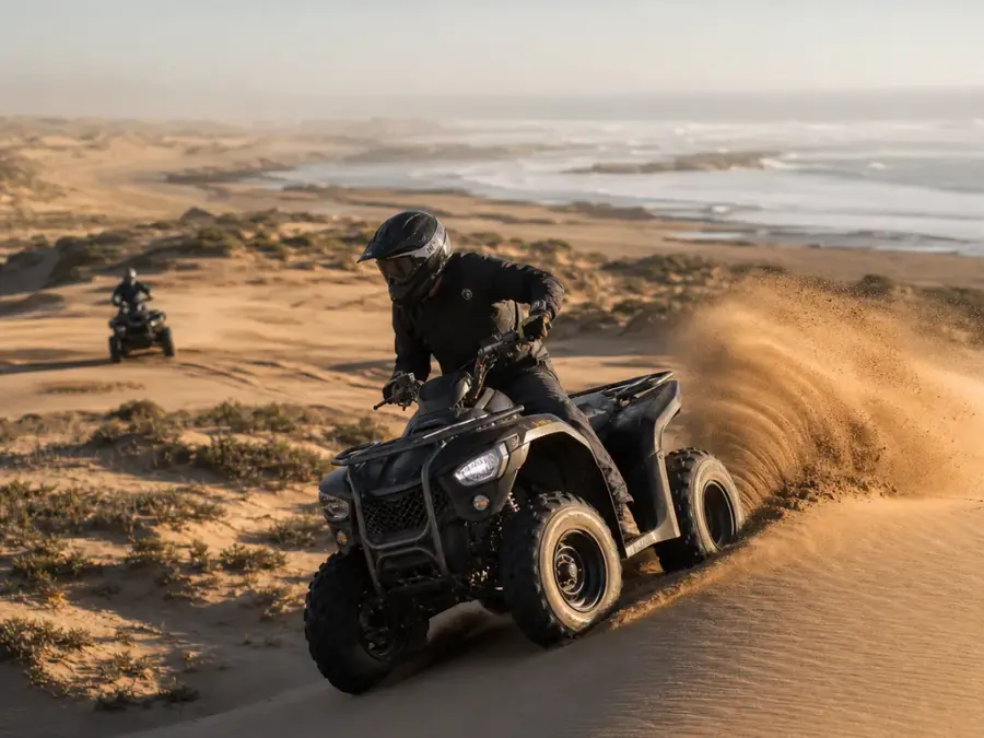 Un pilote de quad soulève le sable dans les dunes près d'Essaouira
