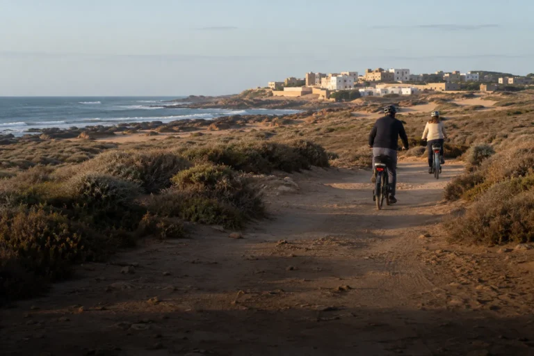 Deux vélos électriques sur une piste de sable vers Diabat